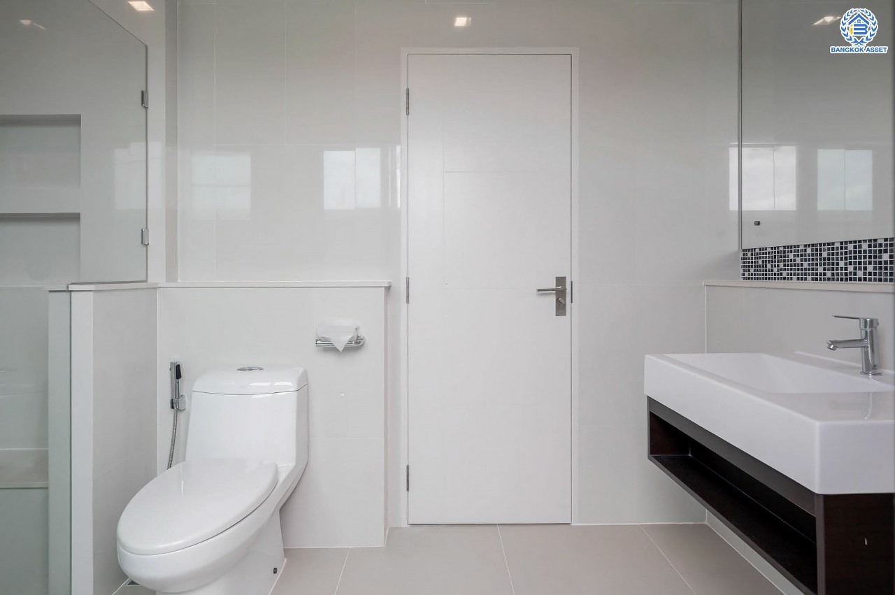 คฤหาสน์สุดหรู ดีไซน์สุด Luxury ติดถนนบรมราชชนนี โครงการ เดอะแกรนด์ ปิ่นเกล้า หลังมุม บนเนื้อที่ถึง 111.6 ตร.ว. ฟังก์ชัน 4 ห้องนอน 5 ห้องน้ำ 1 ห้องแม่บ้าน จอดรถได้ 2 คัน พร้อมบรรยากาศ Private บนทำเลเชื่อมต่อหลายเส้นทาง อาทิถนนบรมราชชนนี, ถนนพุทธมณฑลสาย3 ใกล้เซ็นทรัล ปิ่นเกล้า, ม.มหิดล และทางคู่ขนานลอยฟ้าบรมราชชนนี...